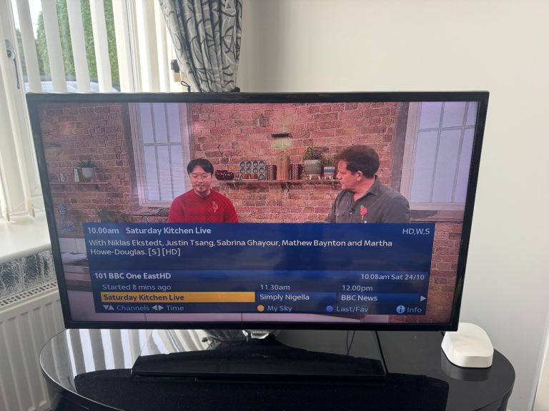 Samsung 39’ TV w/ Remote, Stand & IR Blaster, Power Cable