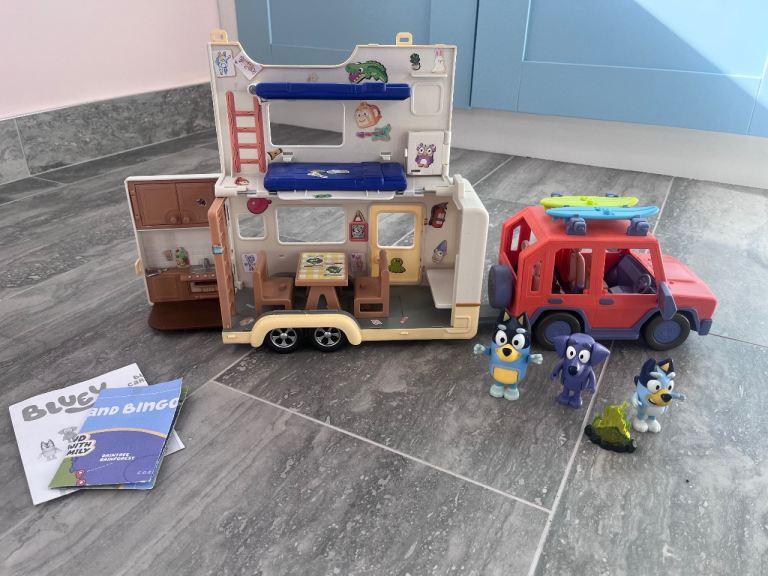 Bluey Caravan Adventure Playset with Figures – Good Condition