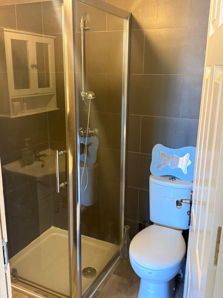 Large double Ensuite Room to let close to Mitcham Eastfield Station
