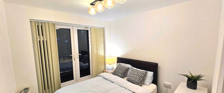 (Not a studio)En-suite double room including bills for single occupancy or couple Postcode RG40 1LG