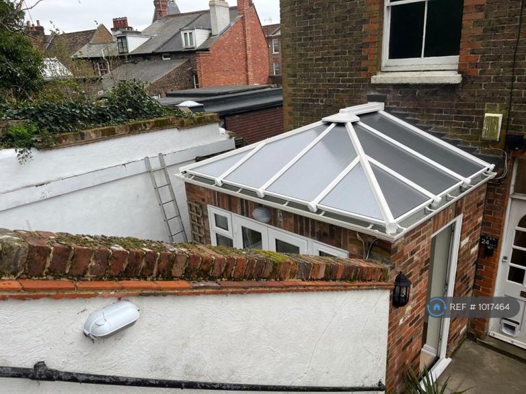 2 bedroom flat in Castle Walk, Reigate, RH2 (2 bed) (#1017464)