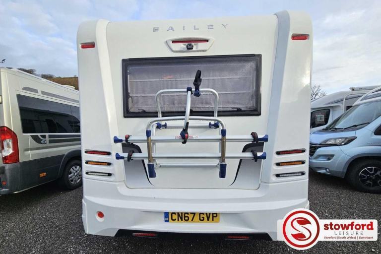 2 Berth, 2 seatbelts, Rear Lounge