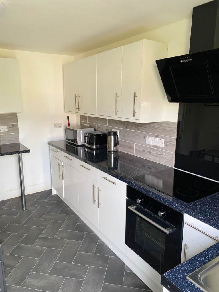 Lovely 2 Bed CR4