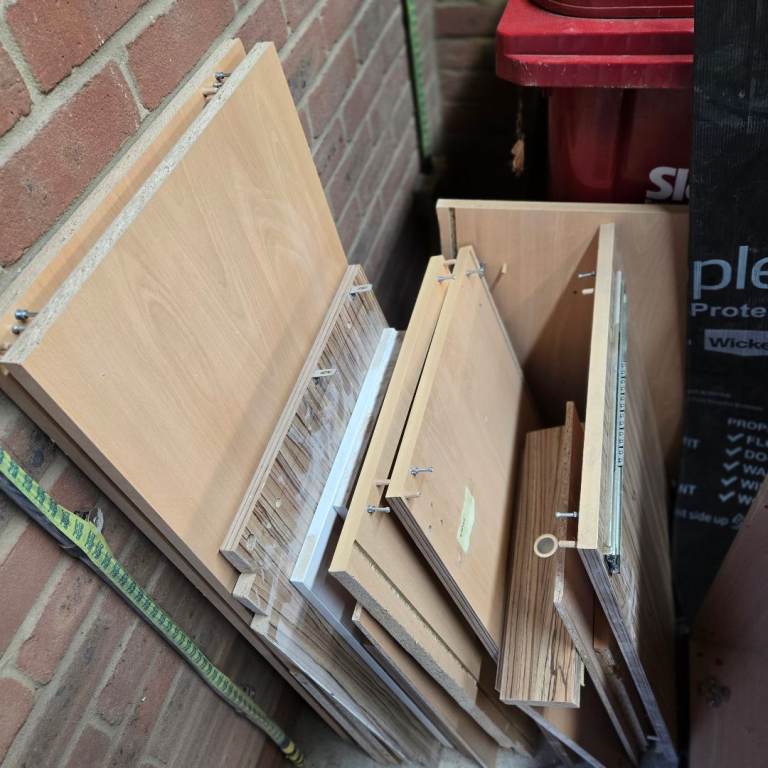 Free wood, cabinet sizes up to around 80cm, chest of draws+wall cabinet
