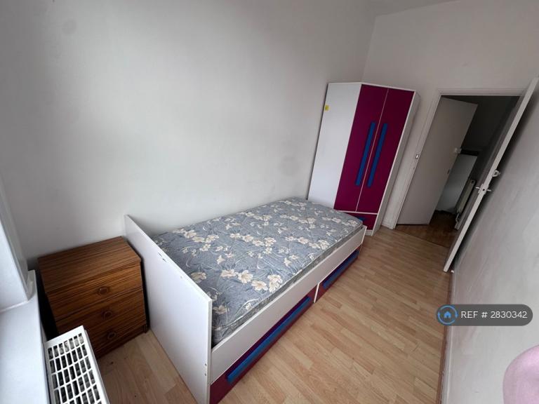 1 bedroom in Peak Hill Gardens, London, SE26 (#2830342)