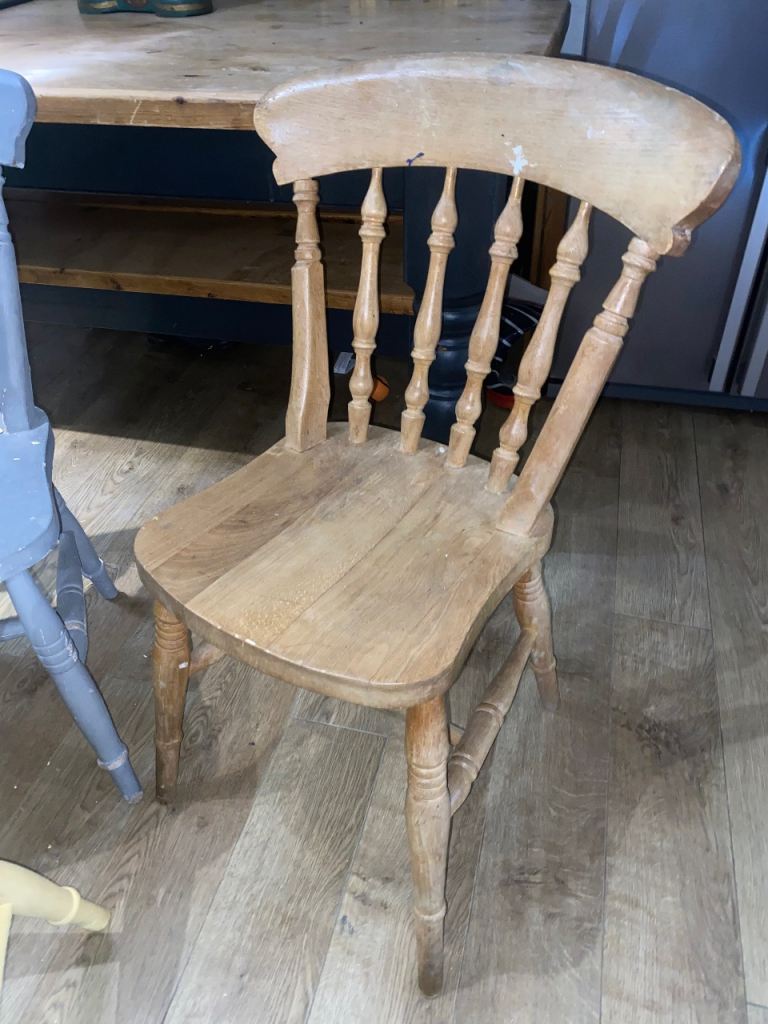 X 4 SOLID OAK COUNTRY/VICTORIAN STYLE DINING CHAIRS ,UP-CYCLE OR USE AS IS ,FREE LOCAL DELIVERY