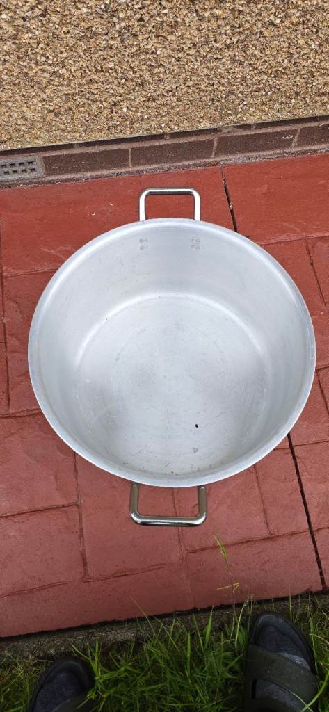 Large cooking pot