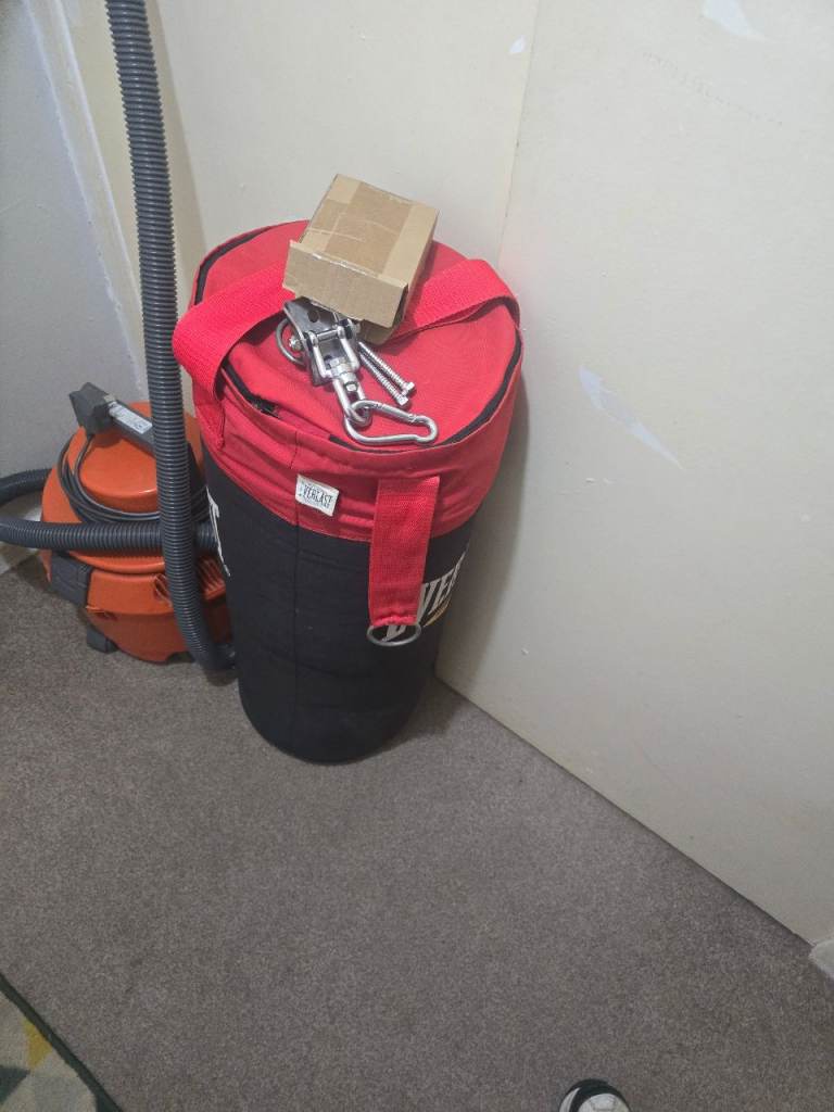 Boxing bag and bracket 