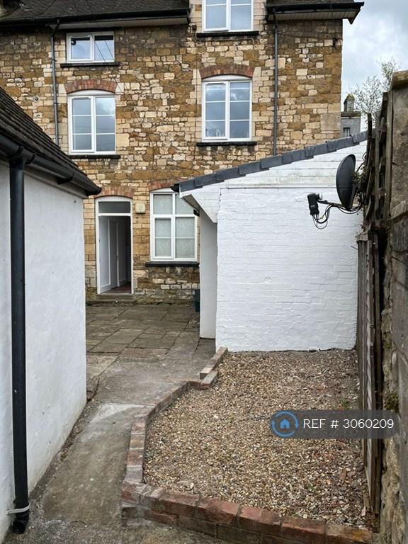 1 bedroom flat in Bull Pitch, Dursley, GL11 (1 bed) (#3060209)