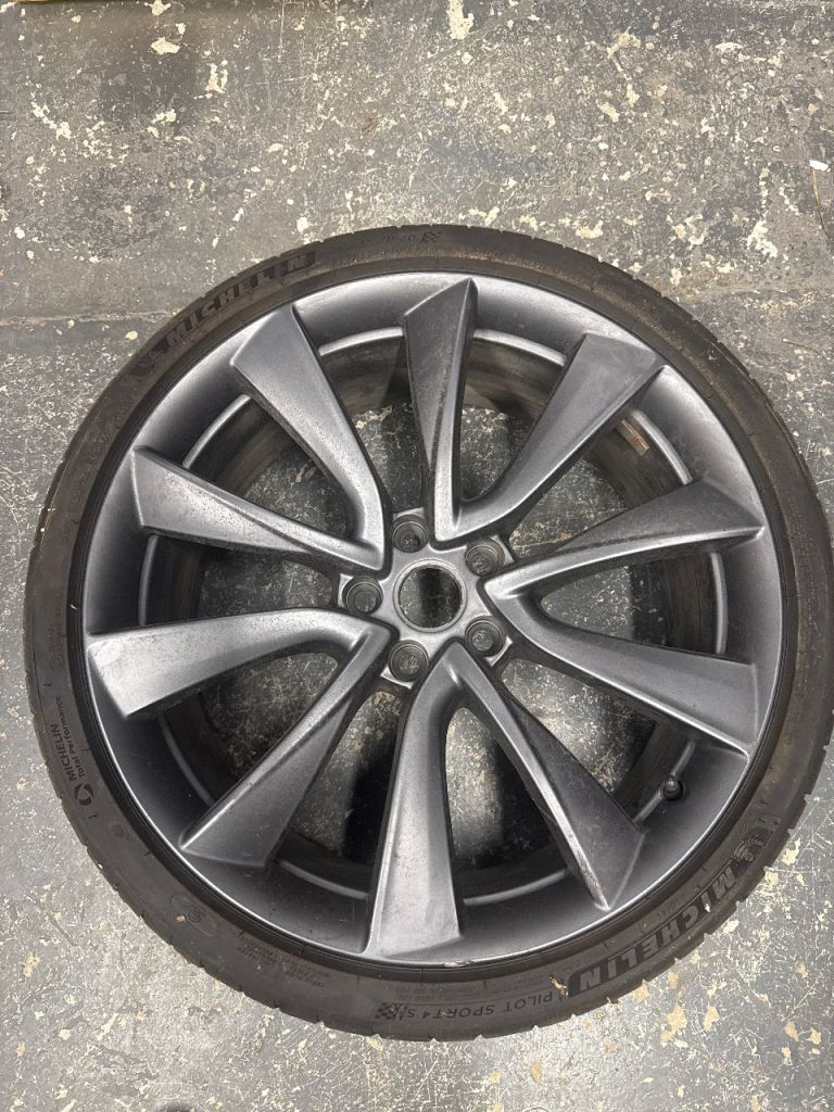 Tesla rim and tyre