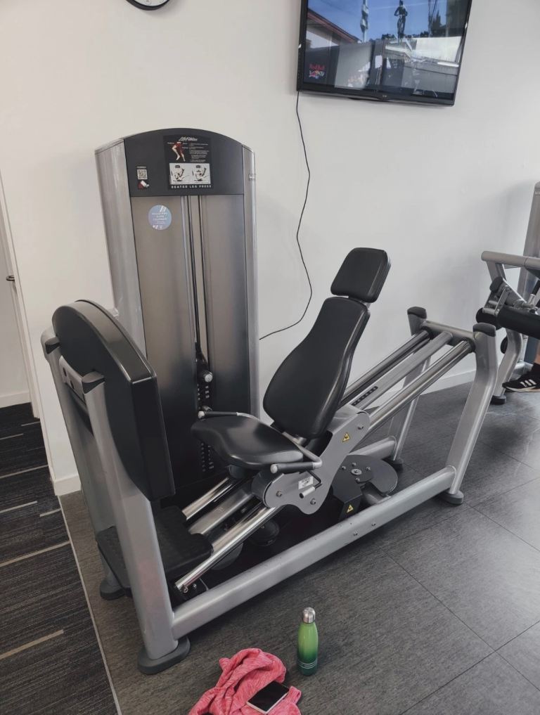 Life fitness leg press 