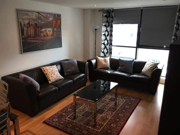 **STUDENTS STUDENTS MODERN 2 BEDROOM FURNISHED FLAT IN FANTASTIC LOCATION