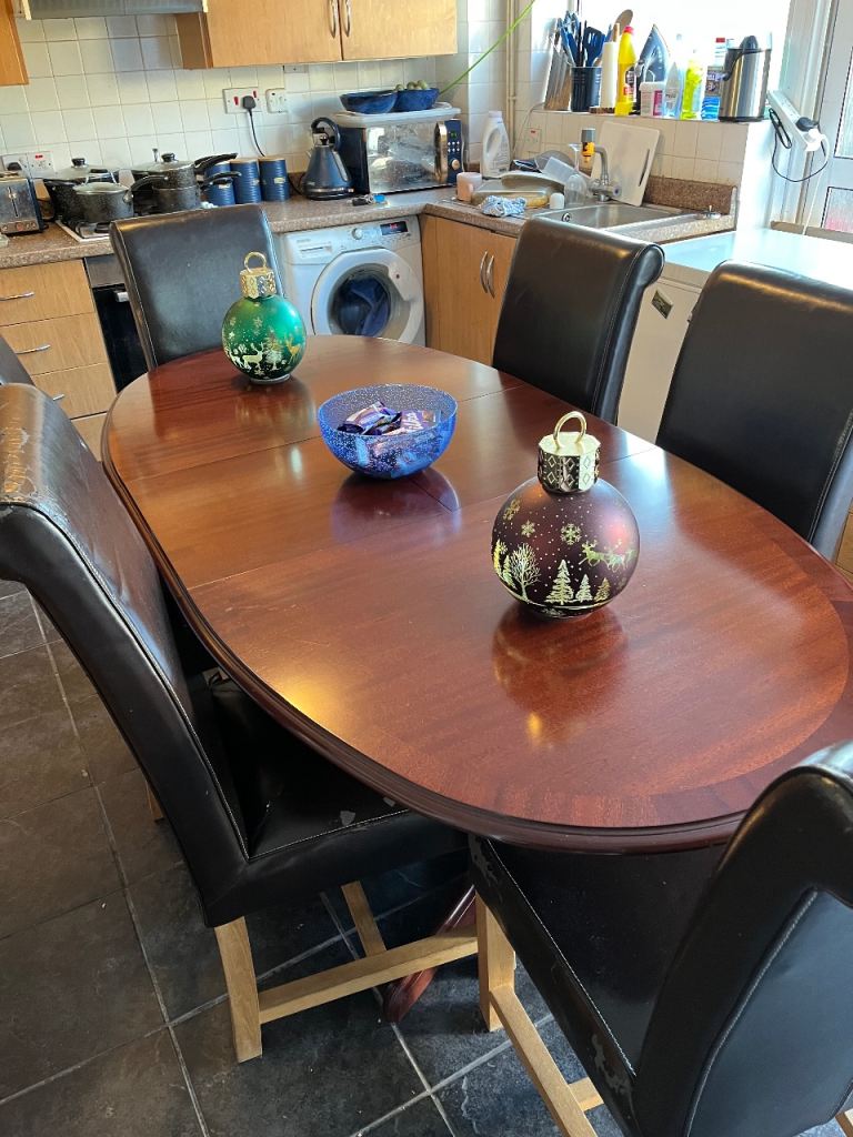 Dining table & chairs - perfect for Christmas lunch 🎄🎄🎄🎄