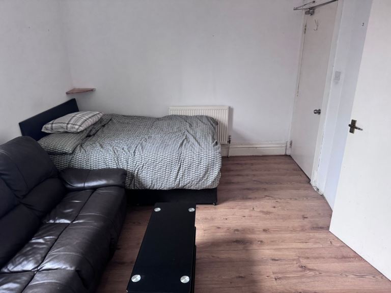 Large Double En-Suite Room – Bills Included – Near Town Centre
