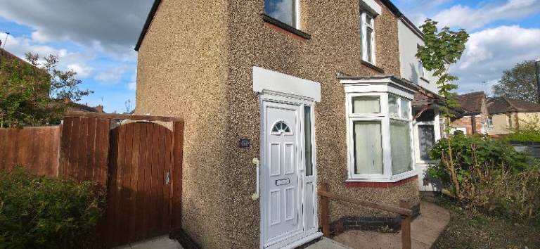 3 Bed property with spacious front and back garden