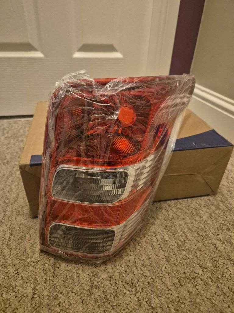 Mitsubishi l200 rear tail light