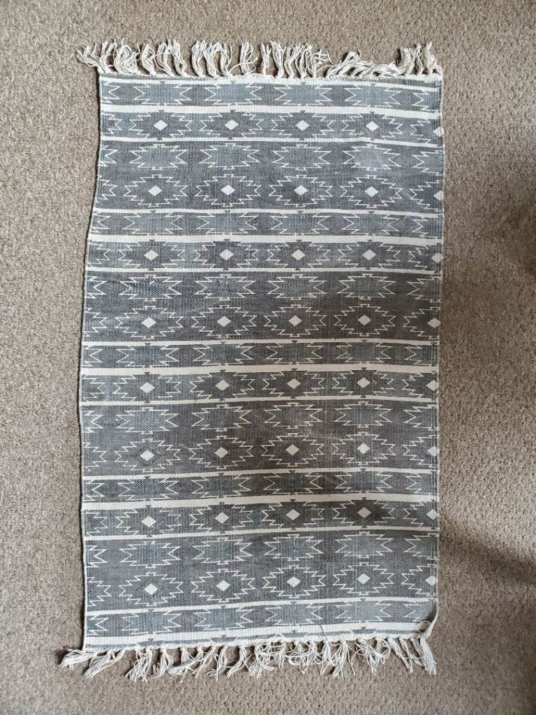 Rug with grey pattern