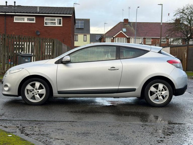 2011 Renault Megane 1.6 16V Dynamique TomTom Euro 5 3dr COUPE Petrol Manual