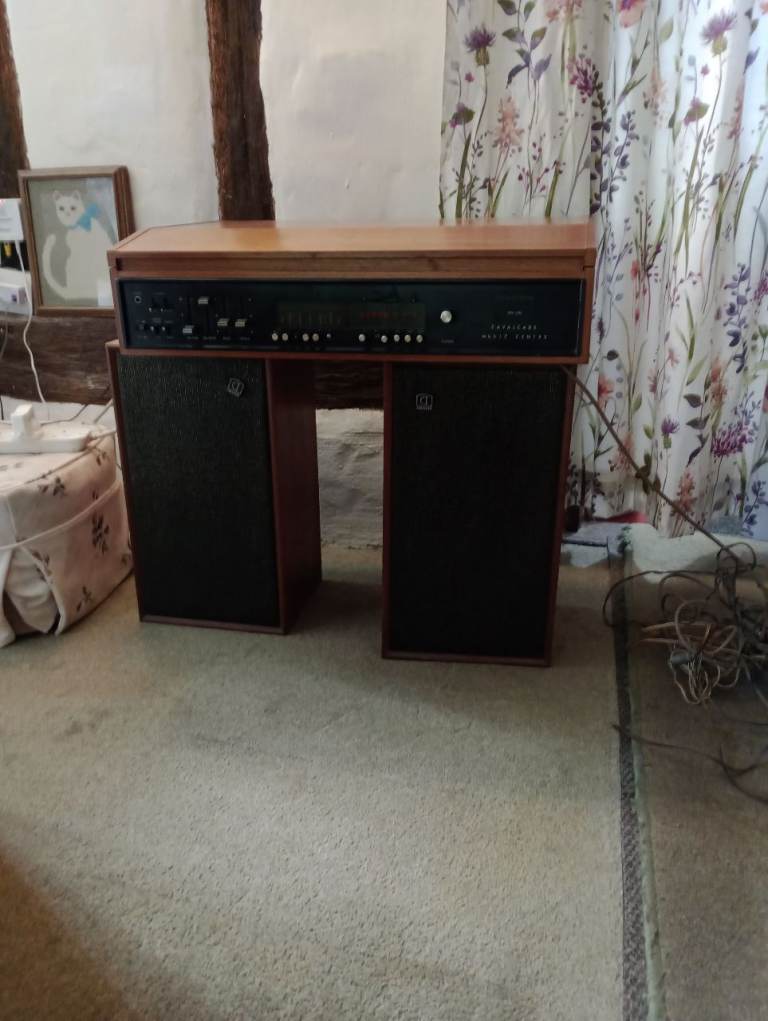 Dynatron Cavalcade Vintage Stereo System with Speakers