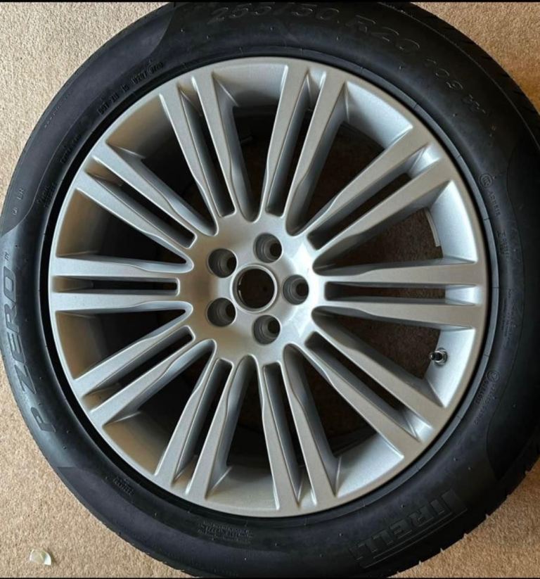 Alloy wheel with tyre
