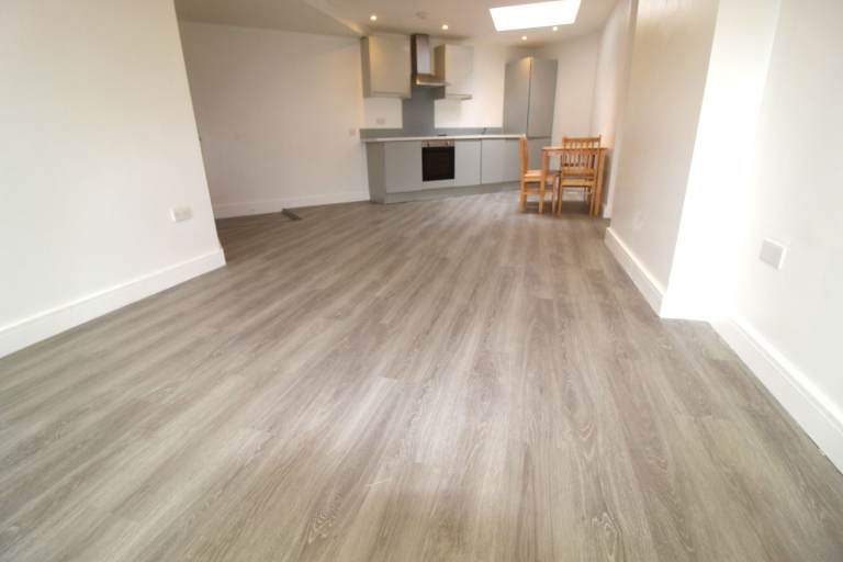 FANTASTIC NEWLY 2 DOUBLE BEDROOM GROUND FLOOR FLAT WITH FREE PARKING NEAR ZONE 2 TUBE & 24 HR BUSES