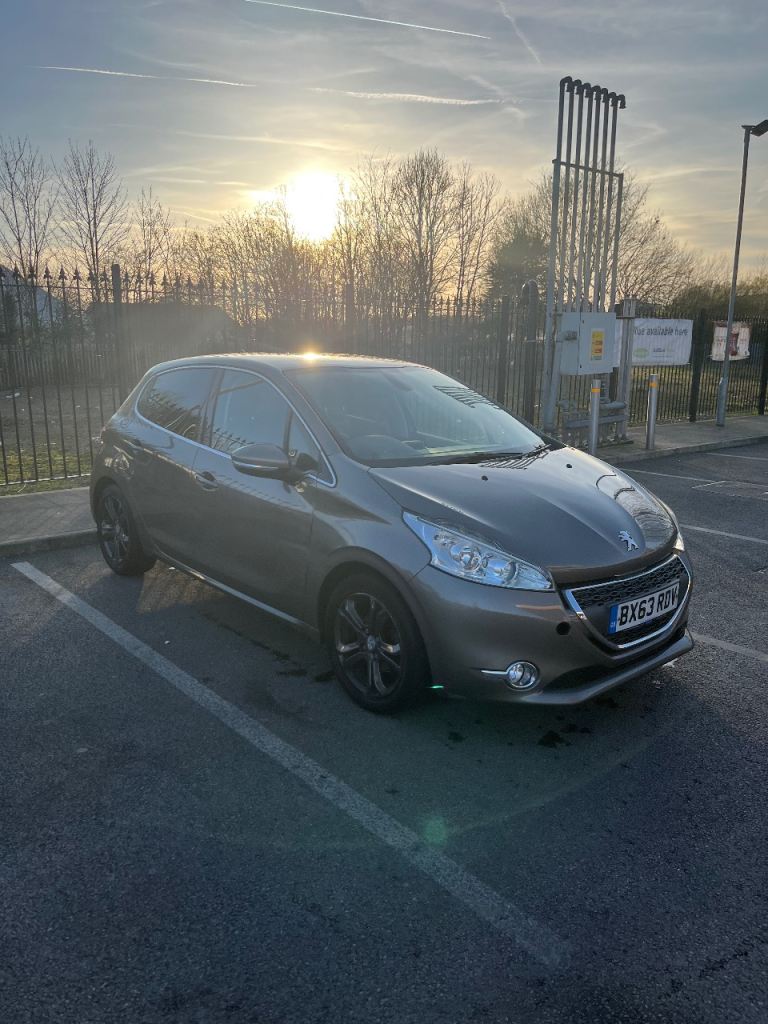 Peugeot, 208, Hatchback, 2013, Semi-Auto, 1199 (cc), 5 doors