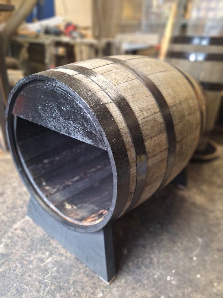 Oak barrel dog kennel 