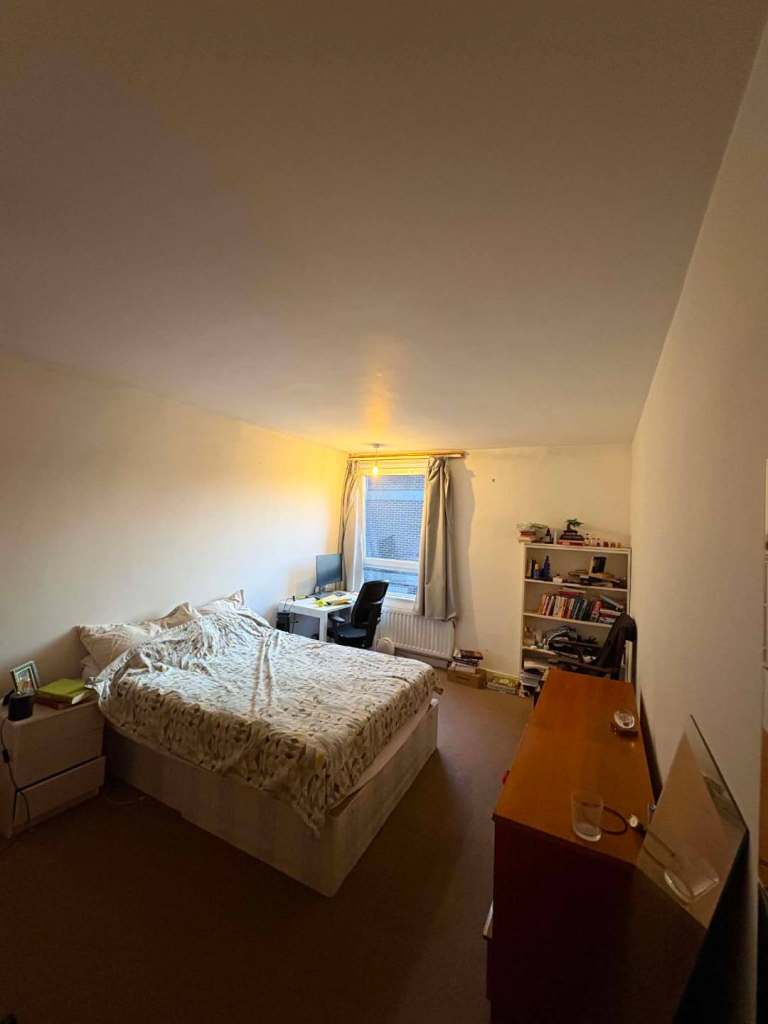 Spare room in 2-bed Kennington flat