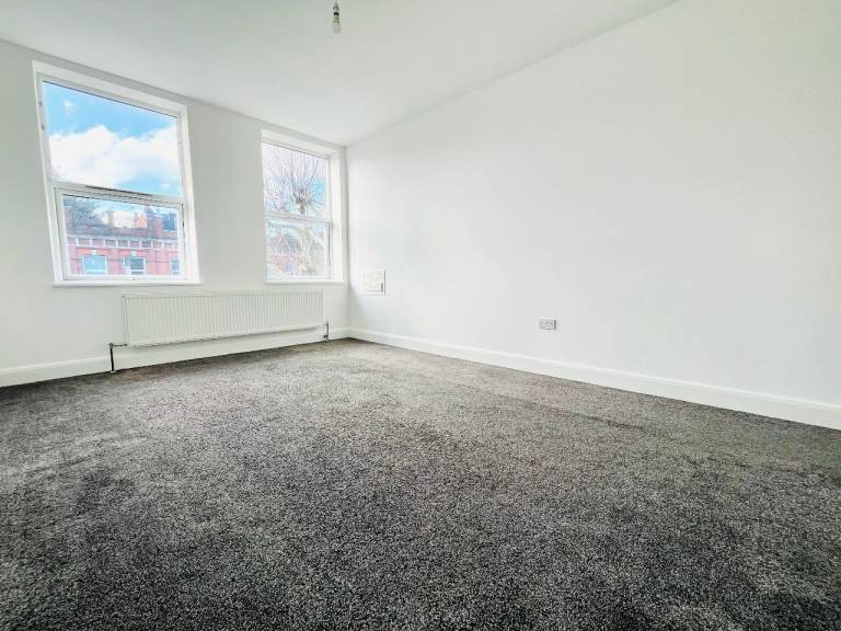 MUST BE SEEN IDEAL FOR PROFESSIONALS Large Unfurnished 2-3 Bedroom Flat in Cricklewood Broadway NW2