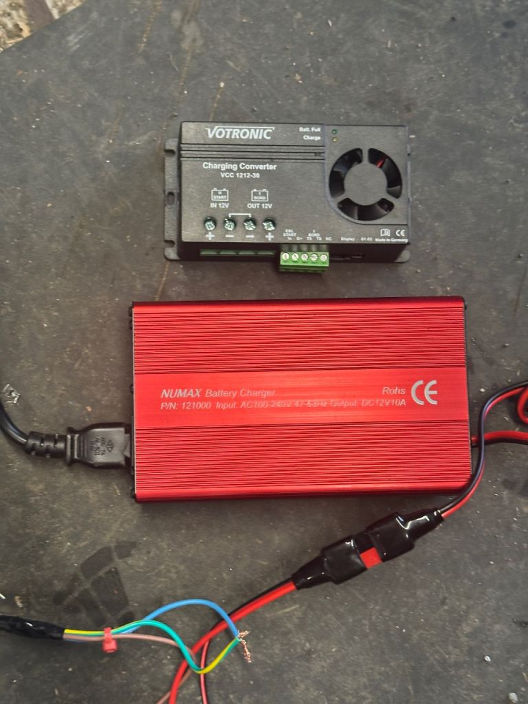 Dc to dc charger and battery charger campervan 
