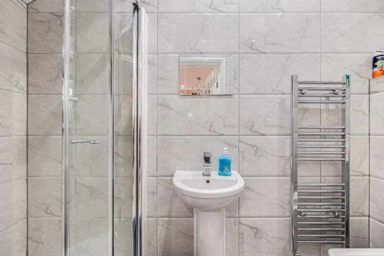 Double Room near Phipps Bridge Tram Stop in Mitcham and Share the Bills