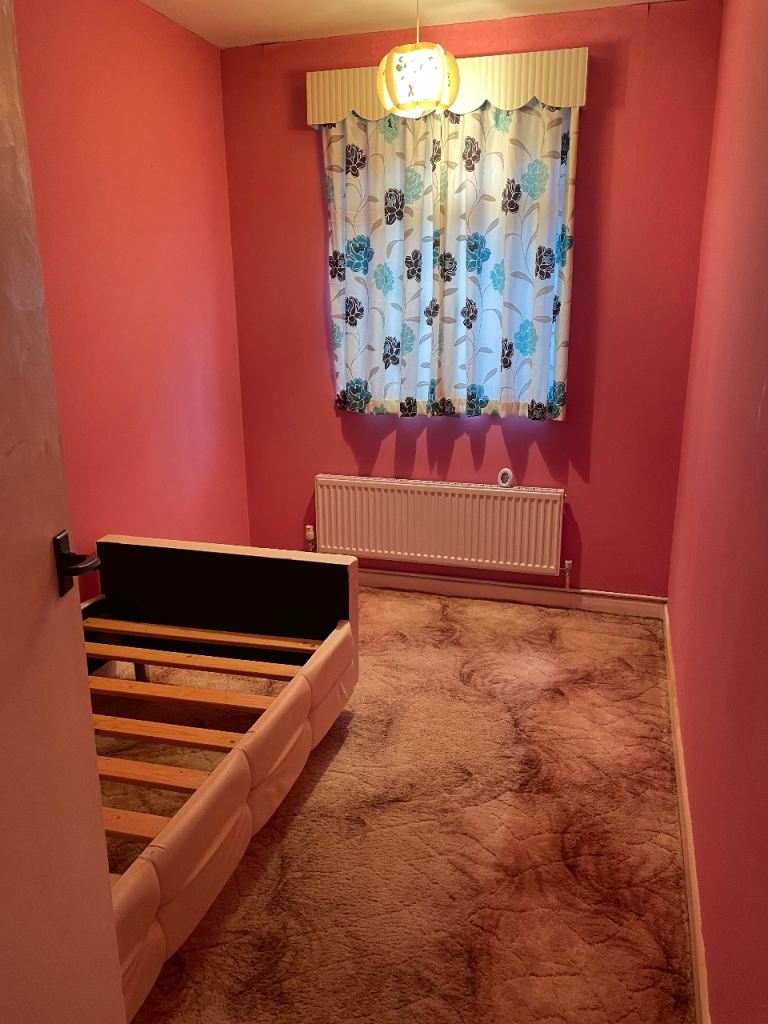 Room available in sopers lane poole