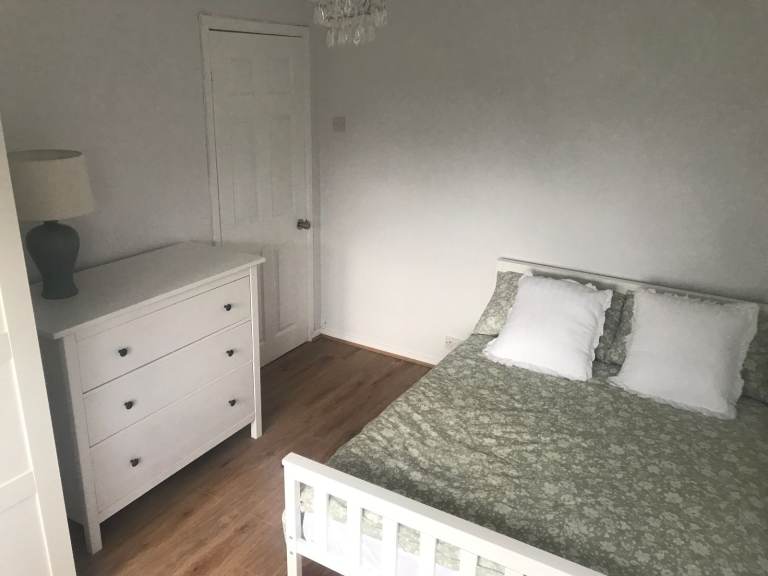 Lovely fully furnished double bedroom available for female 