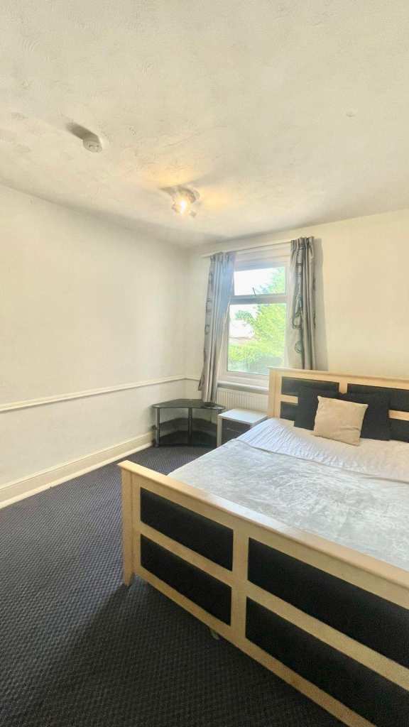Spacious Dbl room, by bus stops and shops