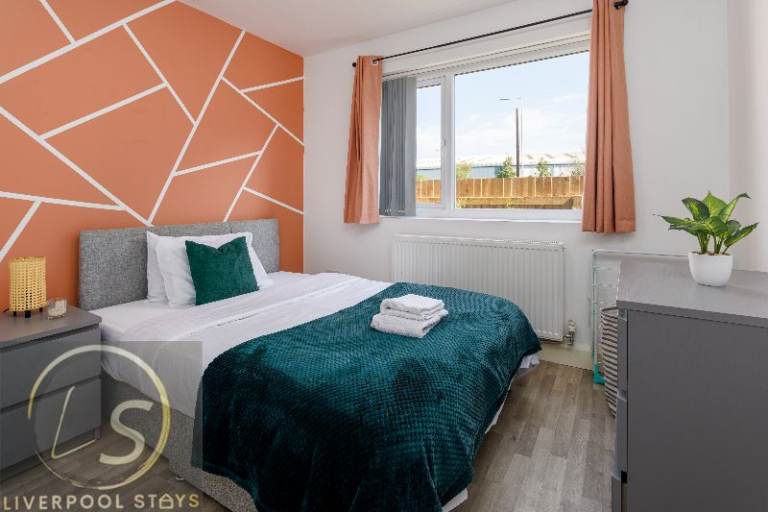 £475-£525 pcm, bills included 4 double bedroom shared house, 10 min walk to  BIRKENHEAD PARK station