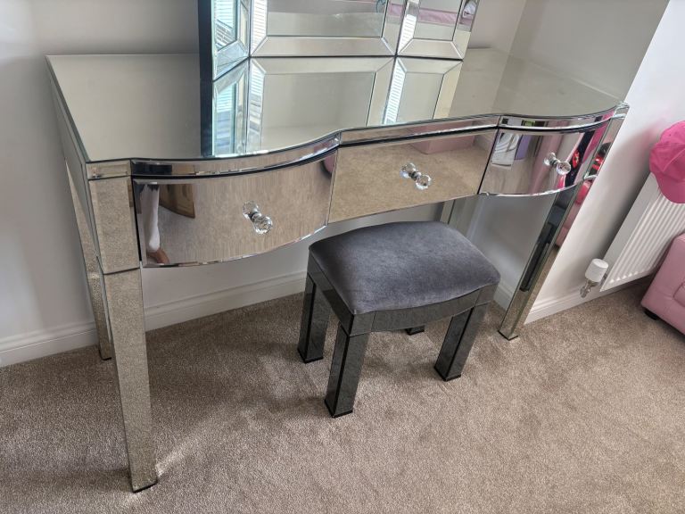 Dressing table