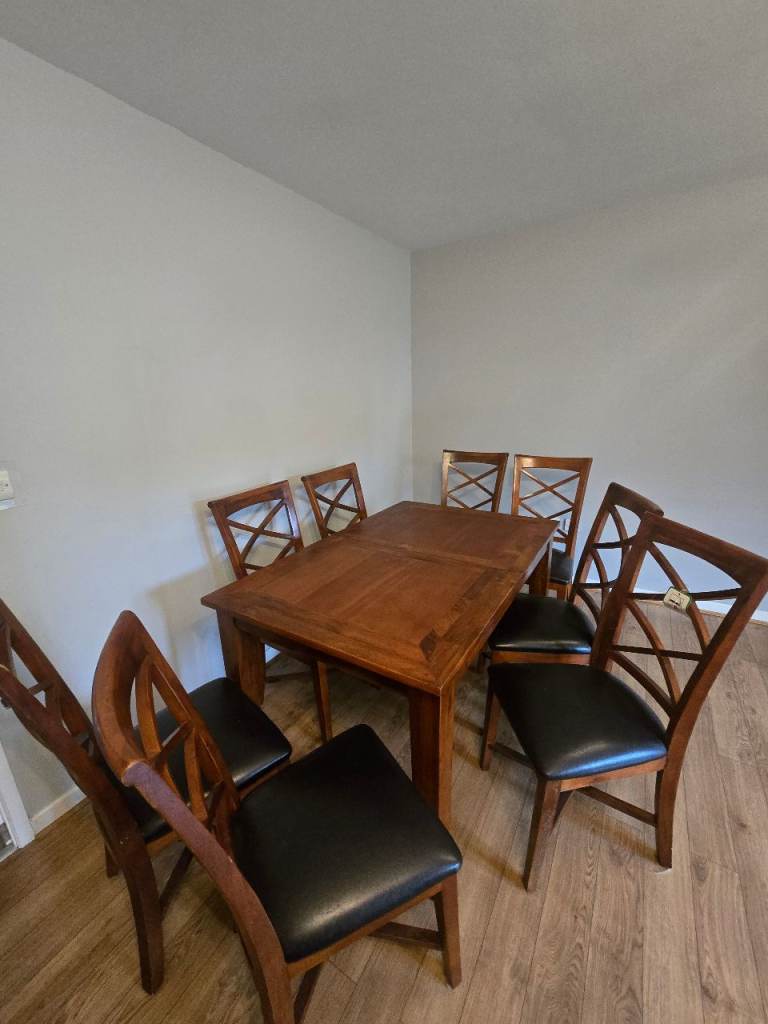 Oak Extending Dining Table + 8 Chairs – Leather Seats Bought from DFS.