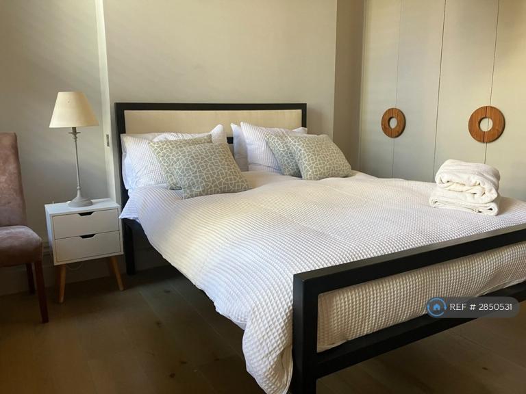 2 bedroom flat in Bedford Court Mansions, London, WC1B (2 bed) (#2850531)