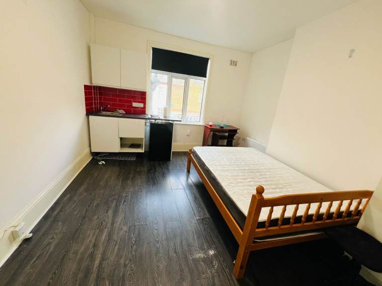Studio Room Available to rent in Harrow On The Hill