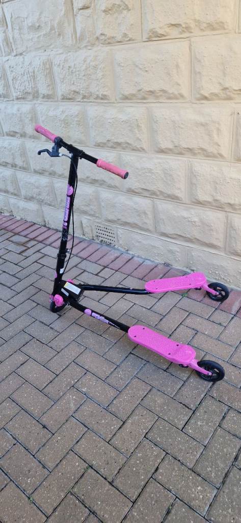Y-VOLUTION FLIKER AIR 3 WIGGLE SCOOTER. IN EXCELLENT CONDITION.