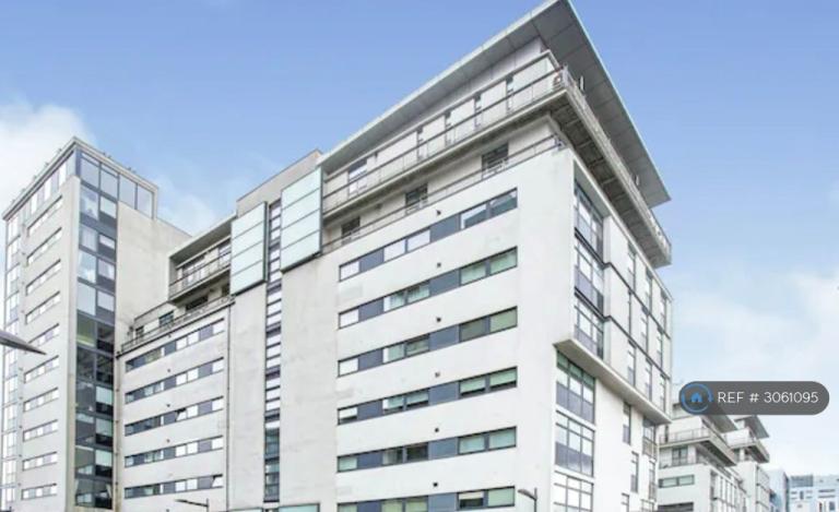 2 bedroom flat in Castlebank Place, Glasgow, G11 (2 bed) (#3061095)