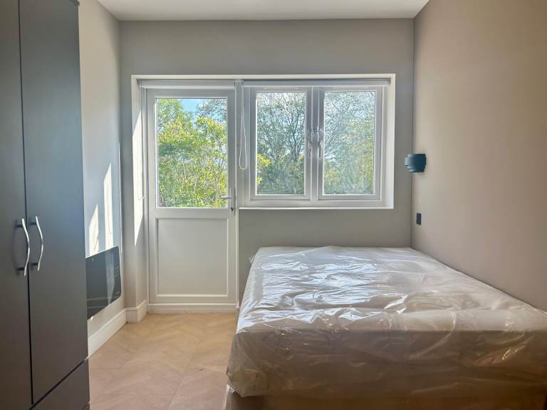 Self-contained studio flat in Potters Bar (Garden Access) - DSS Considered