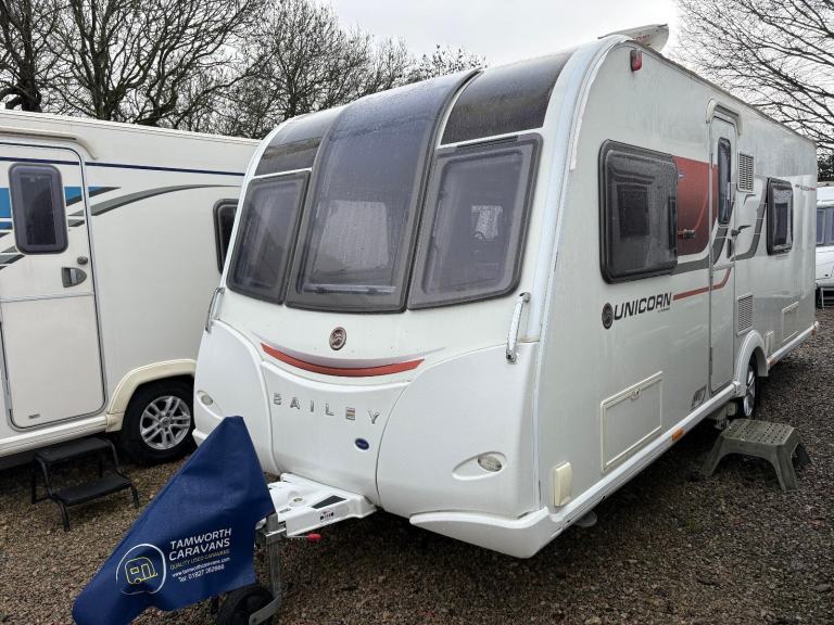 BAILEY UNICORN VALENCIA - FIXED BED CARAVAN WITH END WASHROOM AND MOTORMOVER