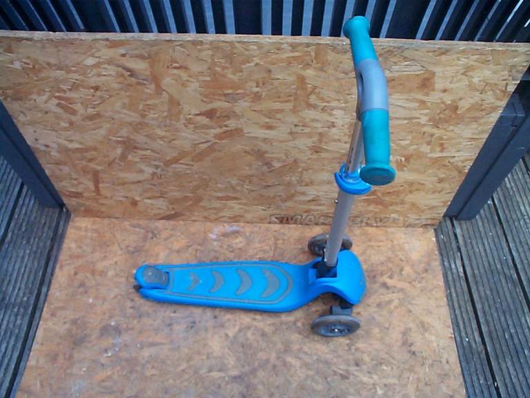 Yvolution Blue Kids Scooter – Good Condition