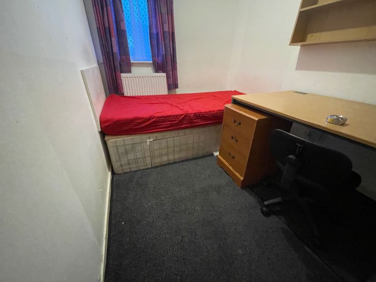 Single room £450 free WiFi, all bills included, M89DJ