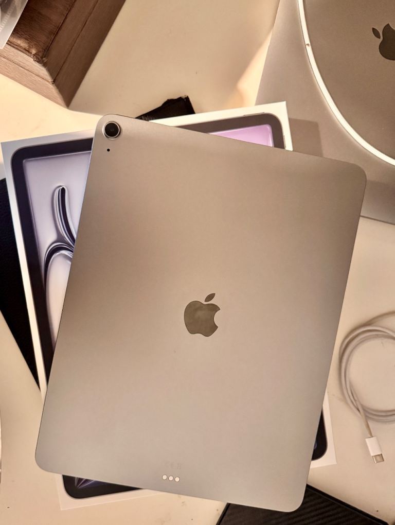 Apple iPad Air 13” M3 128GB WiFi 7th Gen + Box & Charger