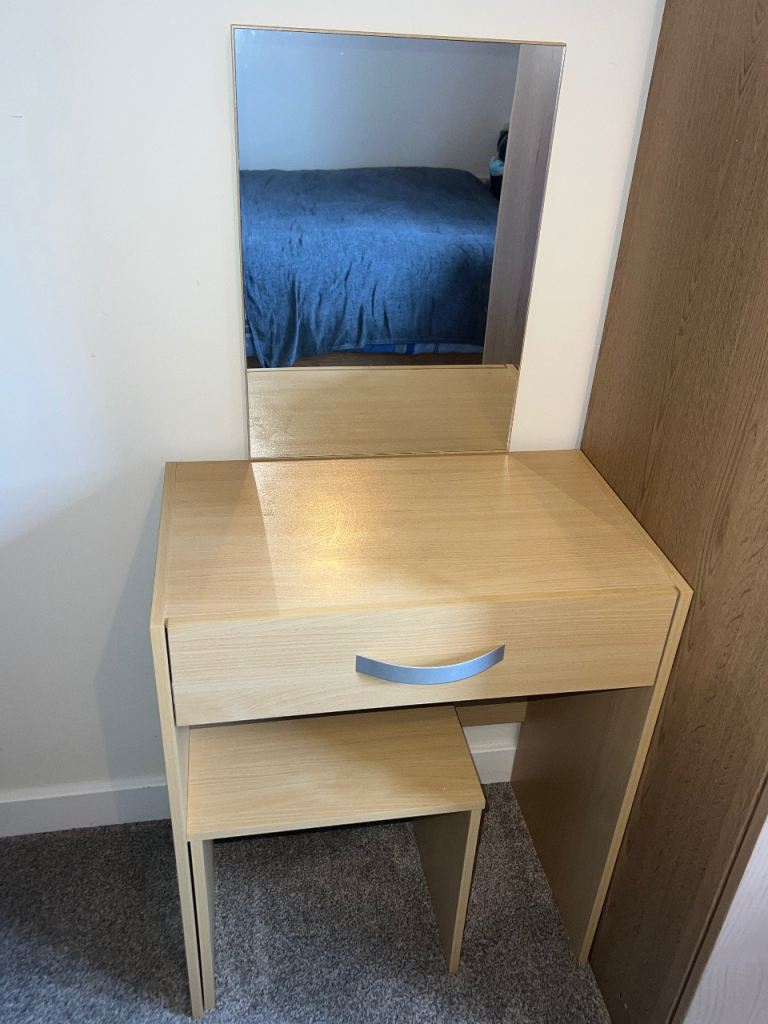 Dressing vanity table
