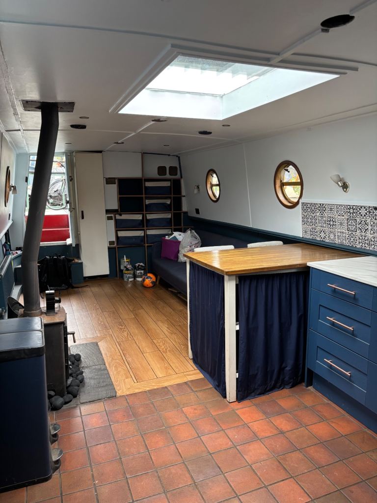 60 x 10 widebeam canalboat perfect for 1/2 people - new skylight installed