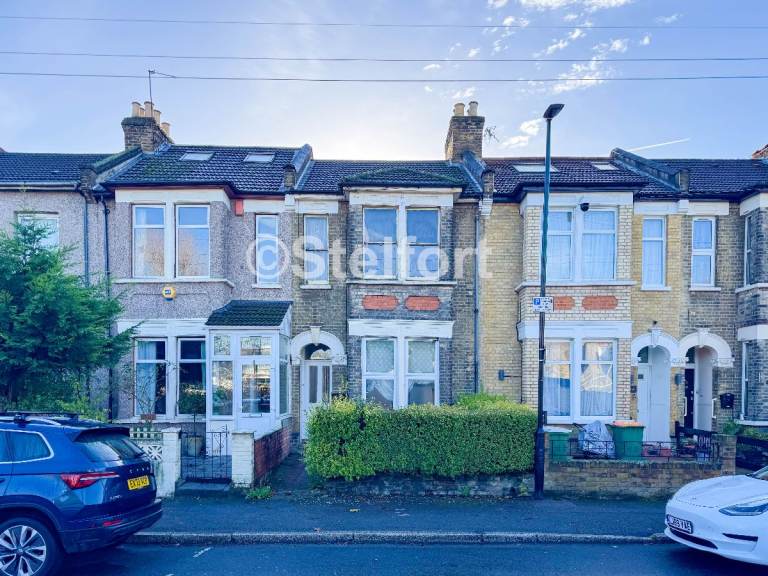 2 bedroom flat in Boleyn Road, London, E7
