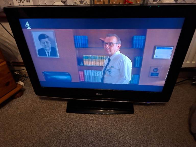 Black lg 32 inch tv with  controls